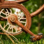 Hvordan kan jeg sikre mig, at min haveparasol er let at folde ud og ind, og at den ikke tager for meget plads op?